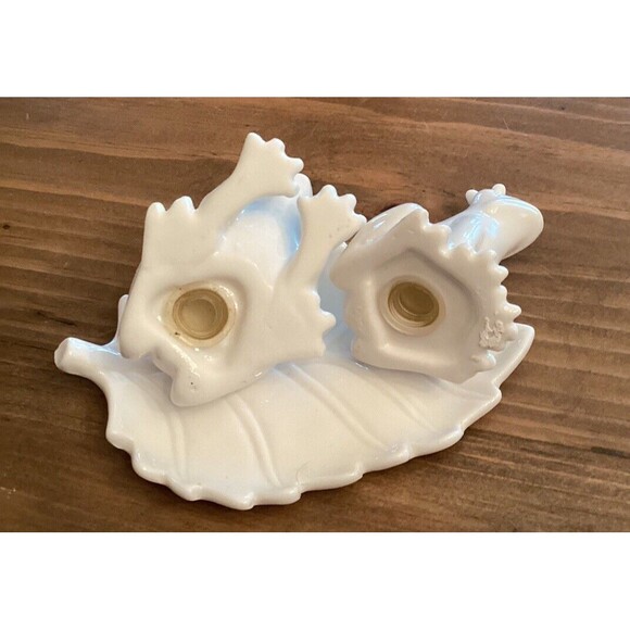 FROGS ON A LILY PAD WHITE CERAMIC SALT AND PEPPER SHAKERS - Picture 4 of 5